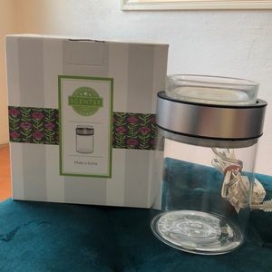Brand New w box Scentsy warmer